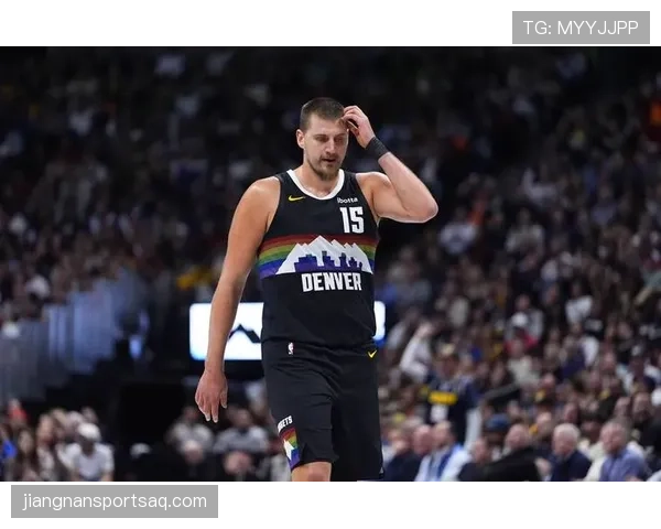 恩比德背身单打主导内线，对比约基奇更靠罚球