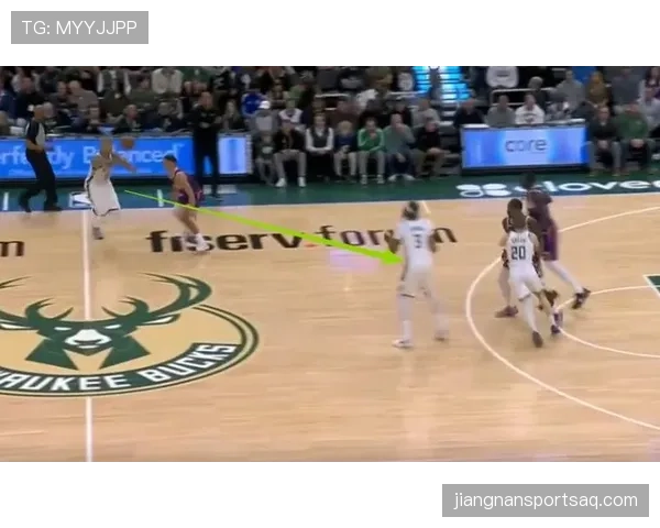 库兹马无球跑动效率提升，拉开空间改变进攻结构