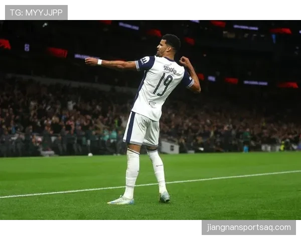 皇马防守稳定性下降原因：体系适应与人员磨合问题逐步反映在近期表现